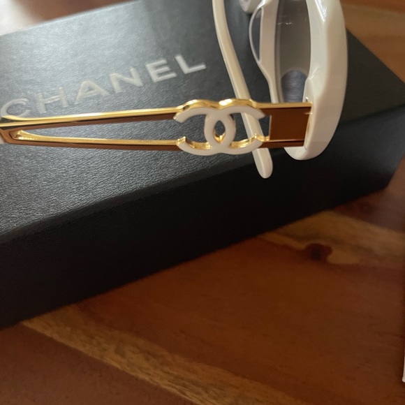 CHANEL Elegant White and Gold Sunglasses - Picture 4 of 8